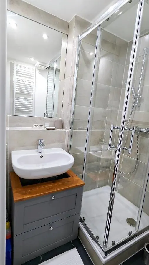 Central, Cozy, Designed 1-Br Apt At Akazienkiez Berlim